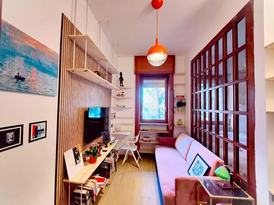 Apartment Casa Cloclo: Design & Vintage Apt Above Subway Milan