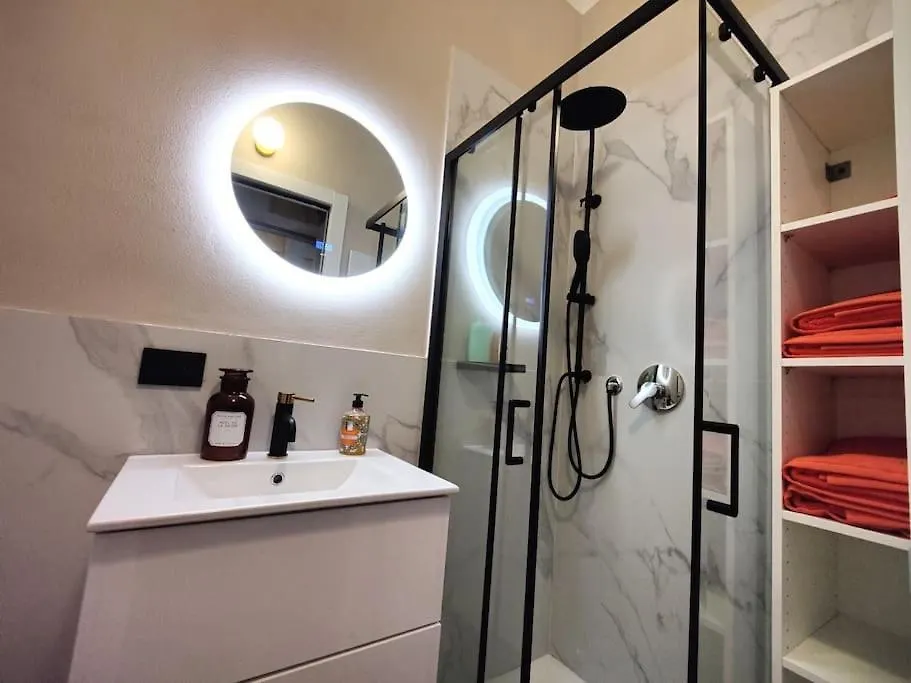 Casa Cloclo: Design & Vintage Apt Above Subway Milan Italy