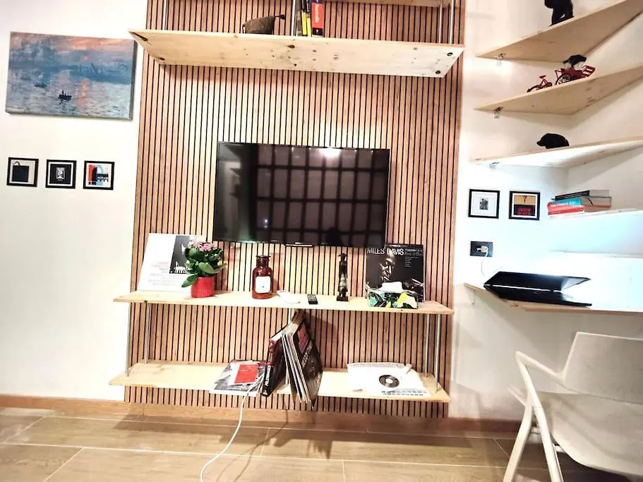 Casa Cloclo: Design & Vintage Apt Above Subway Milan Apartment