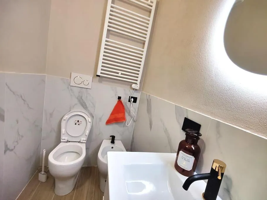 Casa Cloclo: Design & Vintage Apt Above Subway Milan Italy