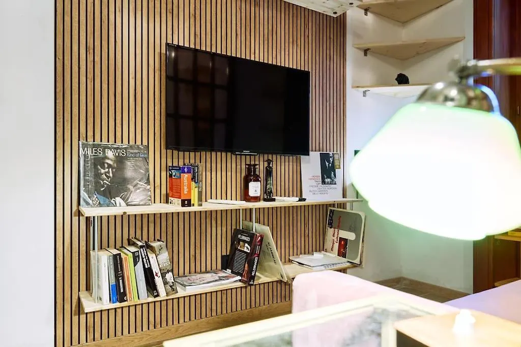 Apartment Casa Cloclo: Design & Vintage Apt Above Subway Milan Italy