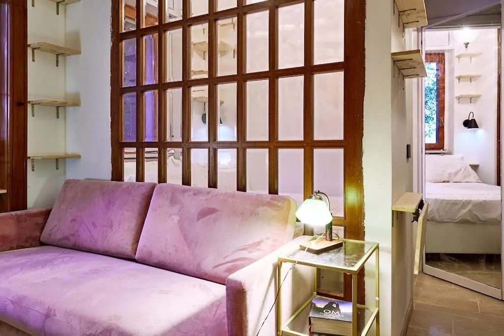 Casa Cloclo: Design & Vintage Apt Above Subway Milan