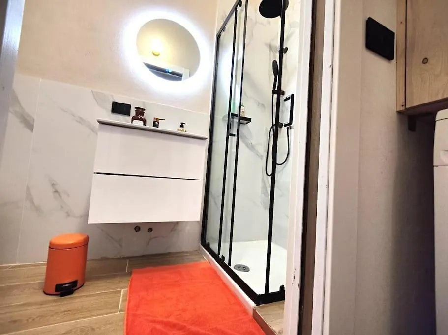 Apartment Casa Cloclo: Design & Vintage Apt Above Subway Milan Italy