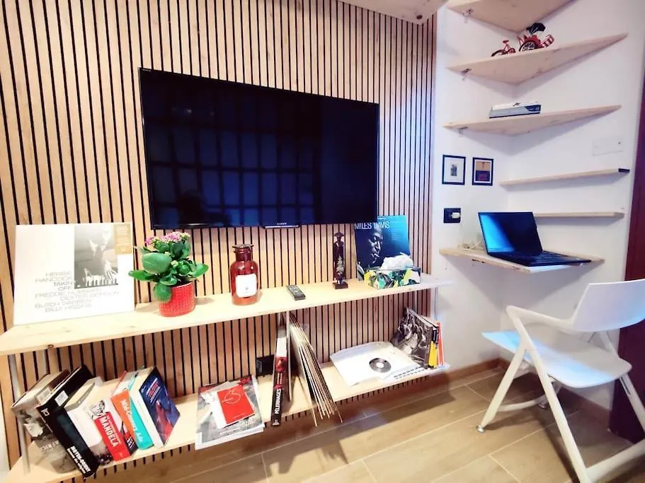 Apartment Casa Cloclo: Design & Vintage Apt Above Subway Milan
